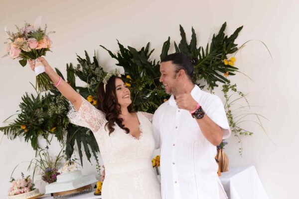 Novios celebrando con alegría tras la ceremonia de bodas