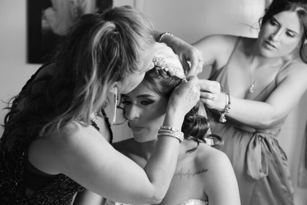 Novia siendo maquillada antes de la boda, fotografía en Medellín