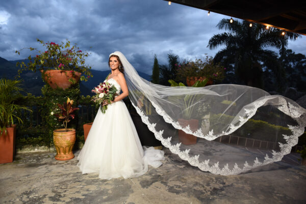 Novia luciendo velo extendido en sesión al atardecer